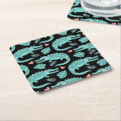 漫画のワニ、かわいいシームレスなパターン。 スクエアペーパーコースター (アングル)