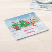 漫画の動物の踊りのまわりにクリスマスツリー スクエアペーパーコースター (アングル)