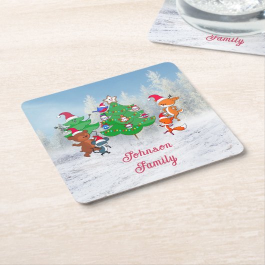 漫画の動物の踊りのまわりにクリスマスツリー スクエアペーパーコースター (アングル)