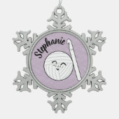 漫画の糸ボール&クロチェットフック+名前 スノーフレークピューターオーナメント (正面)