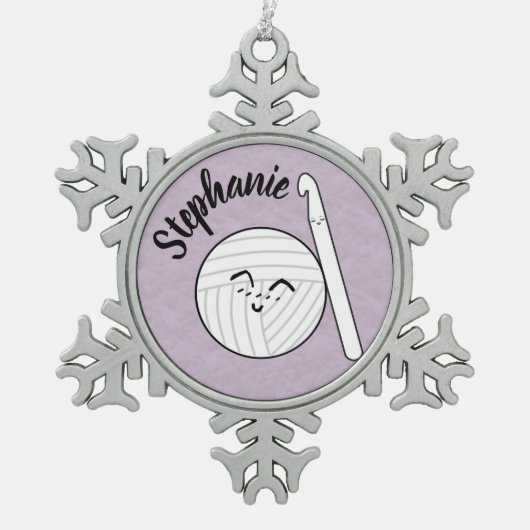 漫画の糸ボール&クロチェットフック+名前 スノーフレークピューターオーナメント (正面)