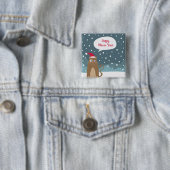 漫画の茶色の子猫は、雪の森の中でサンタハットを着ている 缶バッジ (インサイチュ)