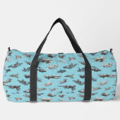 漫画の軍隊飛行機のシームレスなパターン ダッフルバッグ (正面)