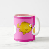 漫画の魚および卵焼きの驚き! ツートーンマグカップ (正面右)