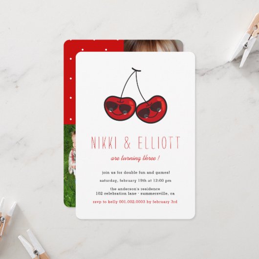 漫画カッコいいパーティーさくらんぼツインズ誕生日写真 招待状 (正面/裏面インサイチュ)