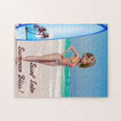 漫画サーファー・ガールが海岸でポーズをとる ジグソーパズル (横)