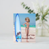 漫画サーファー・ガールが海岸でポーズをとる ポストカード (スタンド正面)