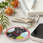 漫画スタイルの赤い襟の可愛い黒犬 キーホルダー (正面右)