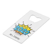 漫画ブックモダンタイポグラフィ2020年のレトロクラス クレジットカード栓抜き (正面アングル)