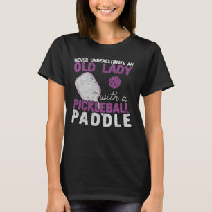 漬け物のおばあさんを決して甘く見ない Tシャツ
