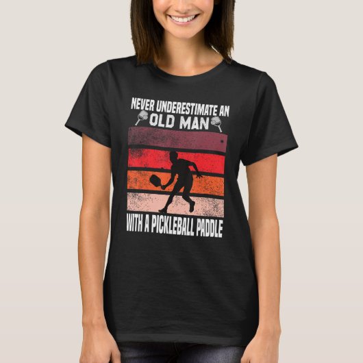 漬物のpを持つ老人を甘く見てはいけない tシャツ (正面)