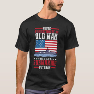潜水艦にいる老人を軽く見てはいけない Tシャツ