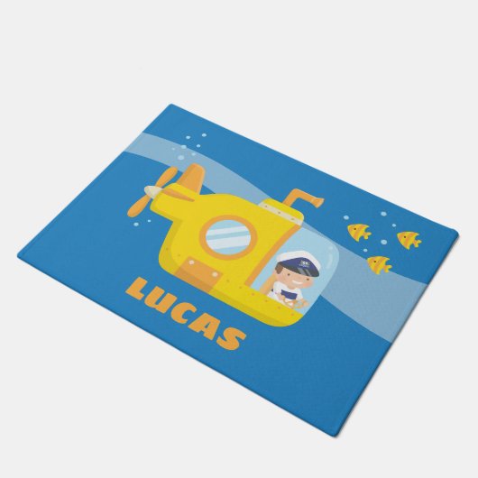 潜水艦のかわいい男の子は部屋の玄関マットをからかいます ドアマット (アングル)