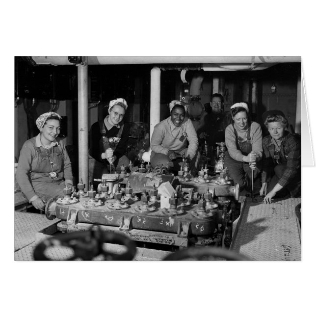 潜水艦業務に従事する女性造船機 (正面横)