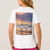 潮の抱擁 - 岸辺の鳥たちのダンス Tシャツ (裏面)