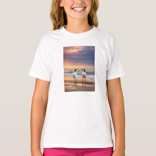 潮の抱擁 - 岸辺の鳥たちのダンス Tシャツ (正面)