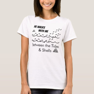 潮の間を歩む 貝殻のTシャツ Tシャツ
