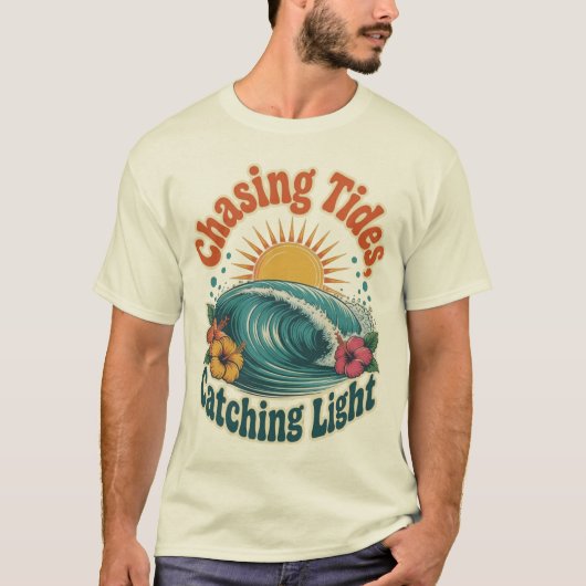潮流を追いかけて光を捉える ビーチサマーデザイン Tシャツ (正面)