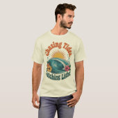 潮流を追いかけて光を捉える ビーチサマーデザイン Tシャツ (正面フル)