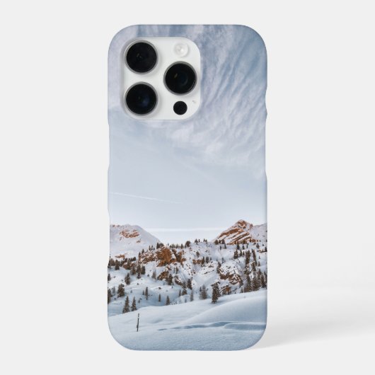 澄み切った青空の下にそびえる雪山 iPhoneケース (裏面)