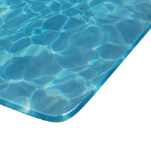 澄んだ青空の青いプールの水 カッティングボード (角)