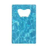 澄んだ青空の青いプールの水 クレジットカード栓抜き (裏面)