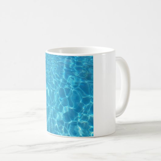 澄んだ青空の青いプールの水 コーヒーマグカップ (正面右)