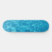 澄んだ青空の青いプールの水 スケートボード (横)