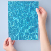 澄んだ青空の青いプールの水 チラシ (手)