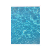 澄んだ青空の青いプールの水 ノートパッド (回転)