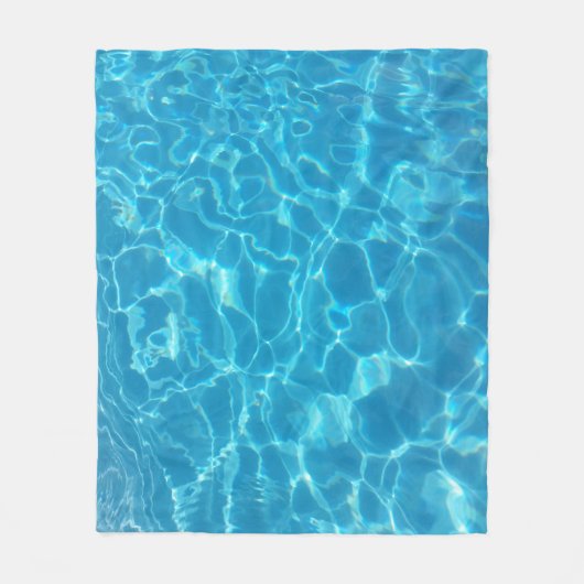 澄んだ青空の青いプールの水 フリースブランケット (正面)