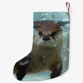 澄んで青いプールのかわいいブラウンのカワウソの水泳 スモールクリスマスストッキング (裏面)