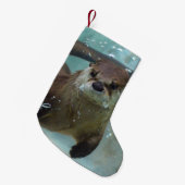 澄んで青いプールのかわいいブラウンのカワウソの水泳 スモールクリスマスストッキング (正面 (吊り時))