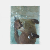 澄んで青いプールのかわいいブラウンのカワウソの水泳 フリースブランケット (正面)