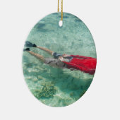 澄んな水でスノーケリングしている人 セラミックオーナメント (右)