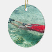澄んな水でスノーケリングしている人 セラミックオーナメント (左)