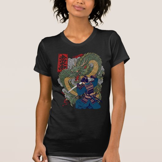 激しいドラゴンアートに面した侍日本の戦士 Tシャツ (正面)