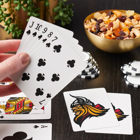 激しいバイキングの戦士の頭のノーズヘルメットと髭 トランプ