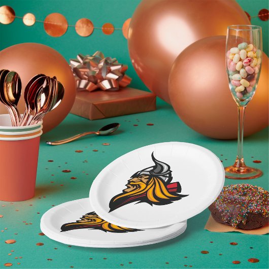 激しいバイキングの戦士の頭のノーズヘルメットと髭 ペーパープレート