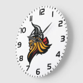 激しいバイキングの戦士の頭のノーズヘルメットと髭 ラージ壁時計 (傾斜)