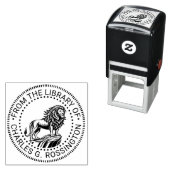 激しいライオンが崖の縁に立つ 図書館の本の名前 セルフインキングスタンプ (インサイチュ)