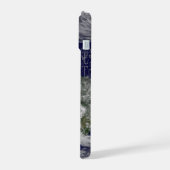 激しい冬の嵐を見せる地球の全景 iPhone 15ケース (左側面)