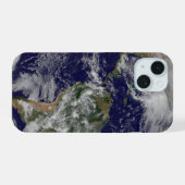激しい冬の嵐を見せる地球の全景 iPhone 15ケース (裏面横)