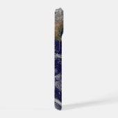 激しい冬の嵐を見せる地球の全景 iPhone 15ケース (右側面)