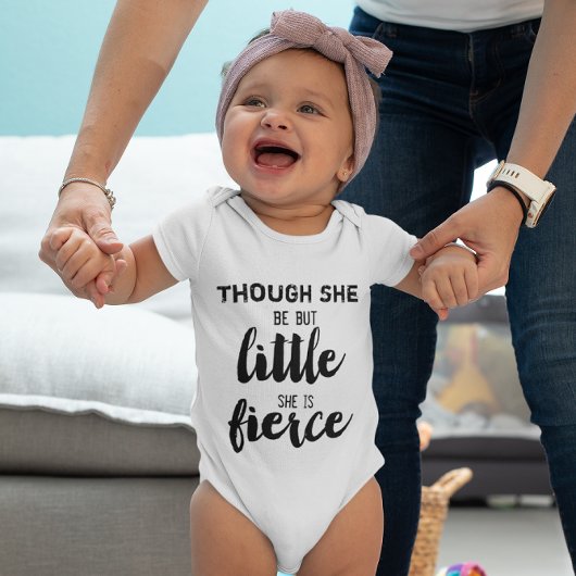 激しい彼女は小さいがハンドレター ベビーボディスーツ