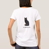 激しい視線を放つ黒猫 |あなたを見ている Tシャツ (裏面)