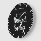 激しく、集中し、恐れを知らない – ハッスル、ジム、成功 ラージ壁時計 (傾斜)