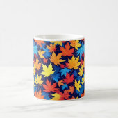 濃いカラフル青の背景の紅葉 コーヒーマグカップ (中央)