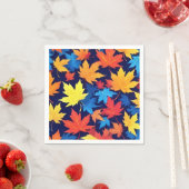 濃いカラフル青の背景の紅葉 スタンダードカクテルナプキン (インサイチュ)