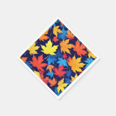 濃いカラフル青の背景の紅葉 スタンダードカクテルナプキン (角)